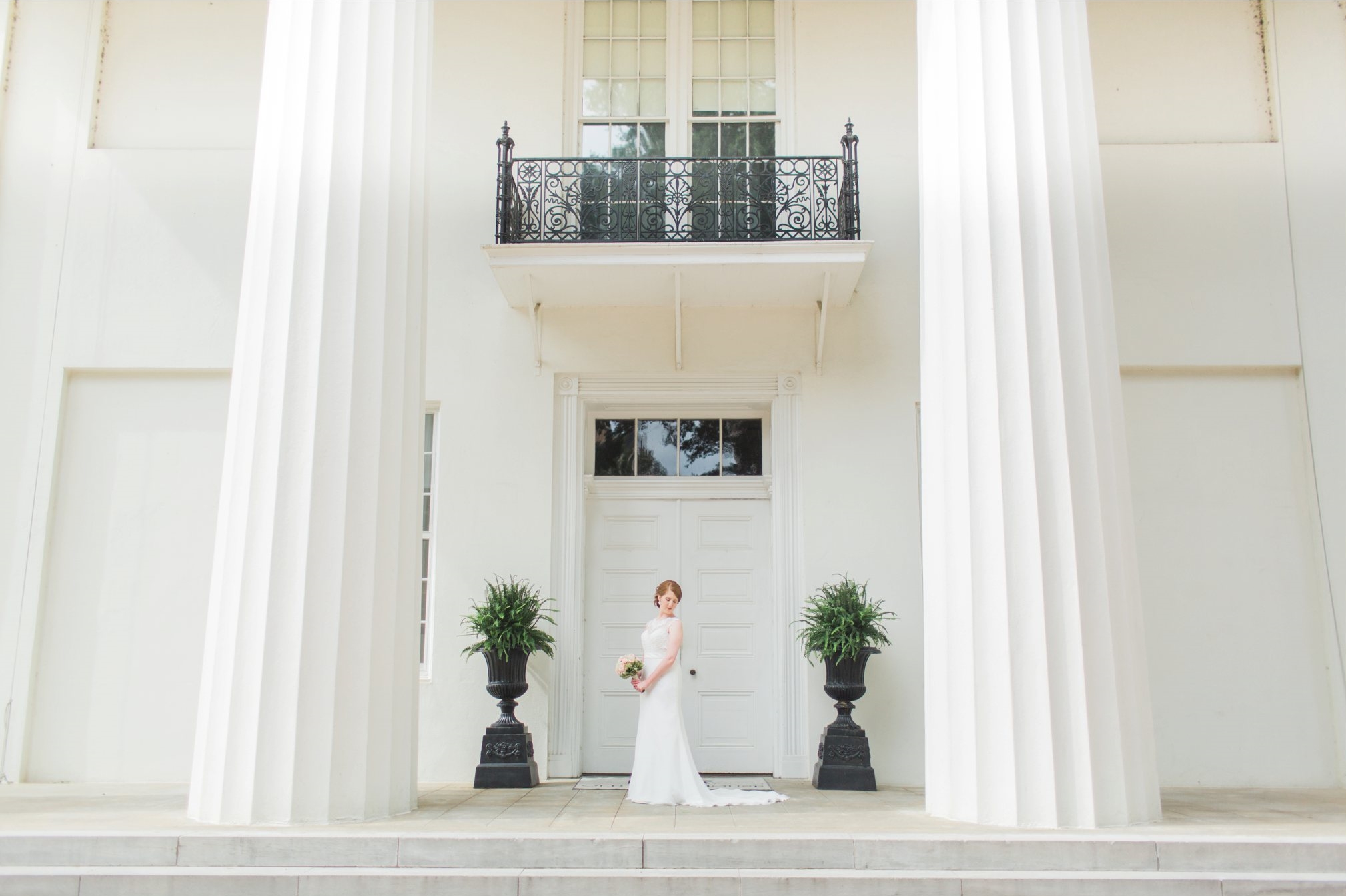 Old Statehouse Museum and Clinton Library Bridal Photos | Dawn