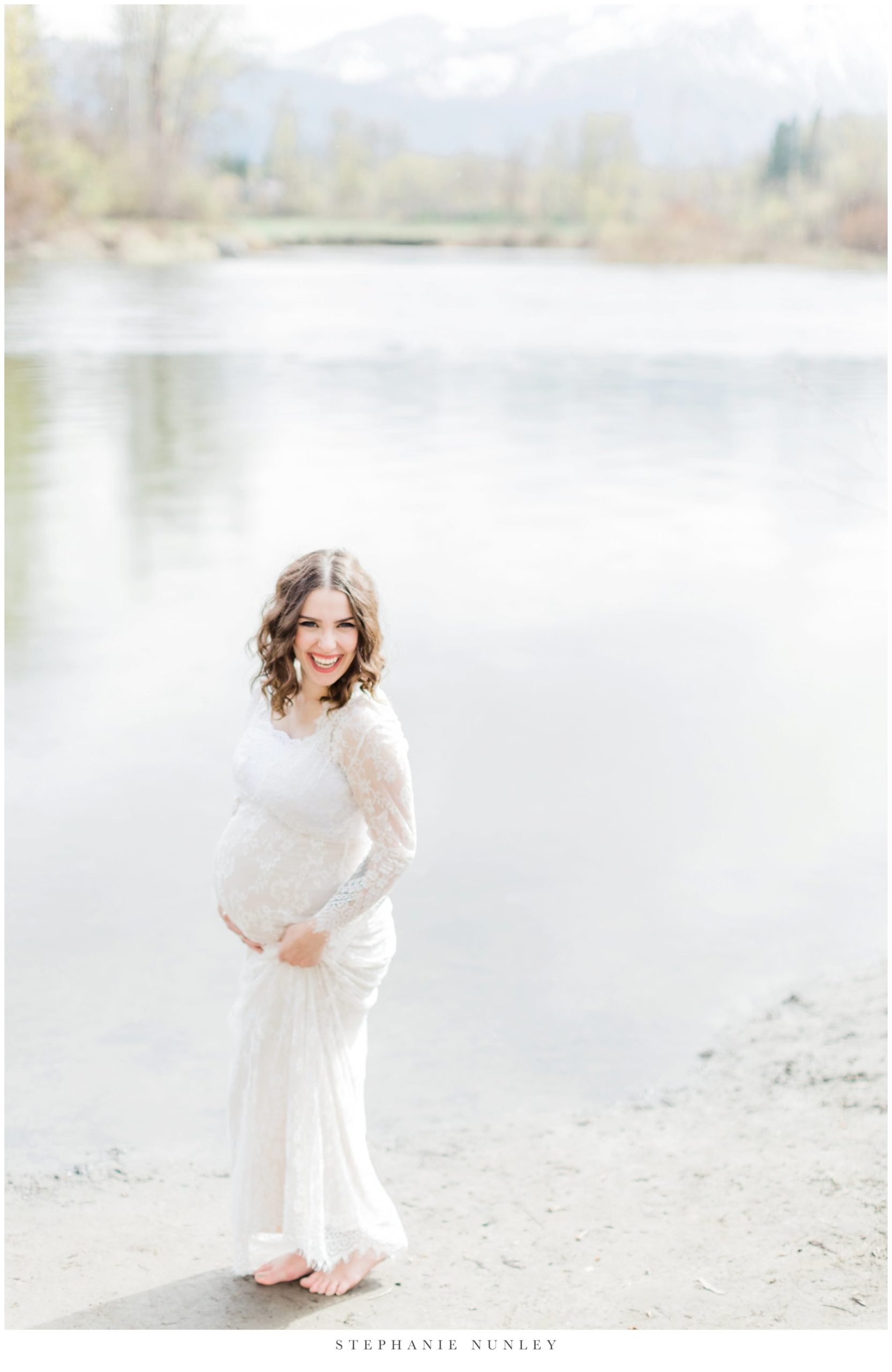 maternity-session-by-lake.jpg
