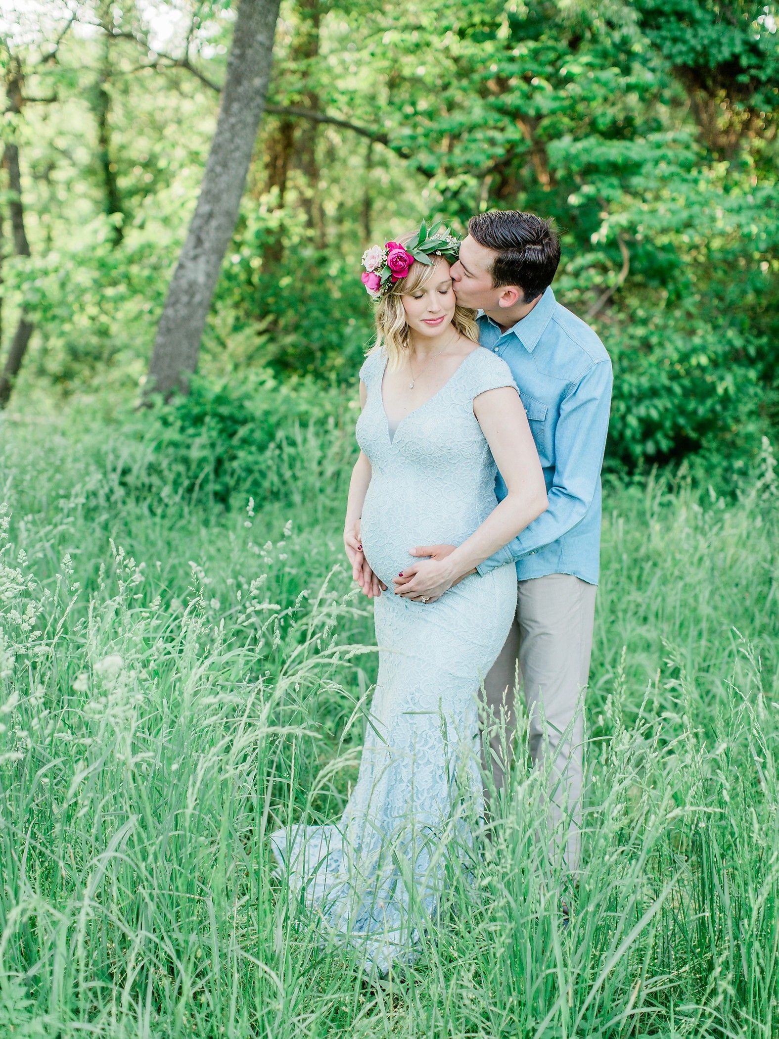 Maternity session in a field