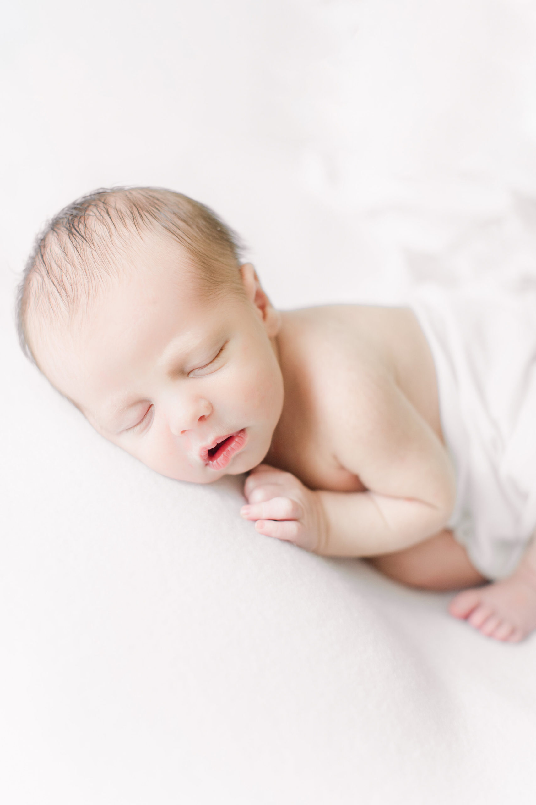 simple organic bright and airy newborn photos