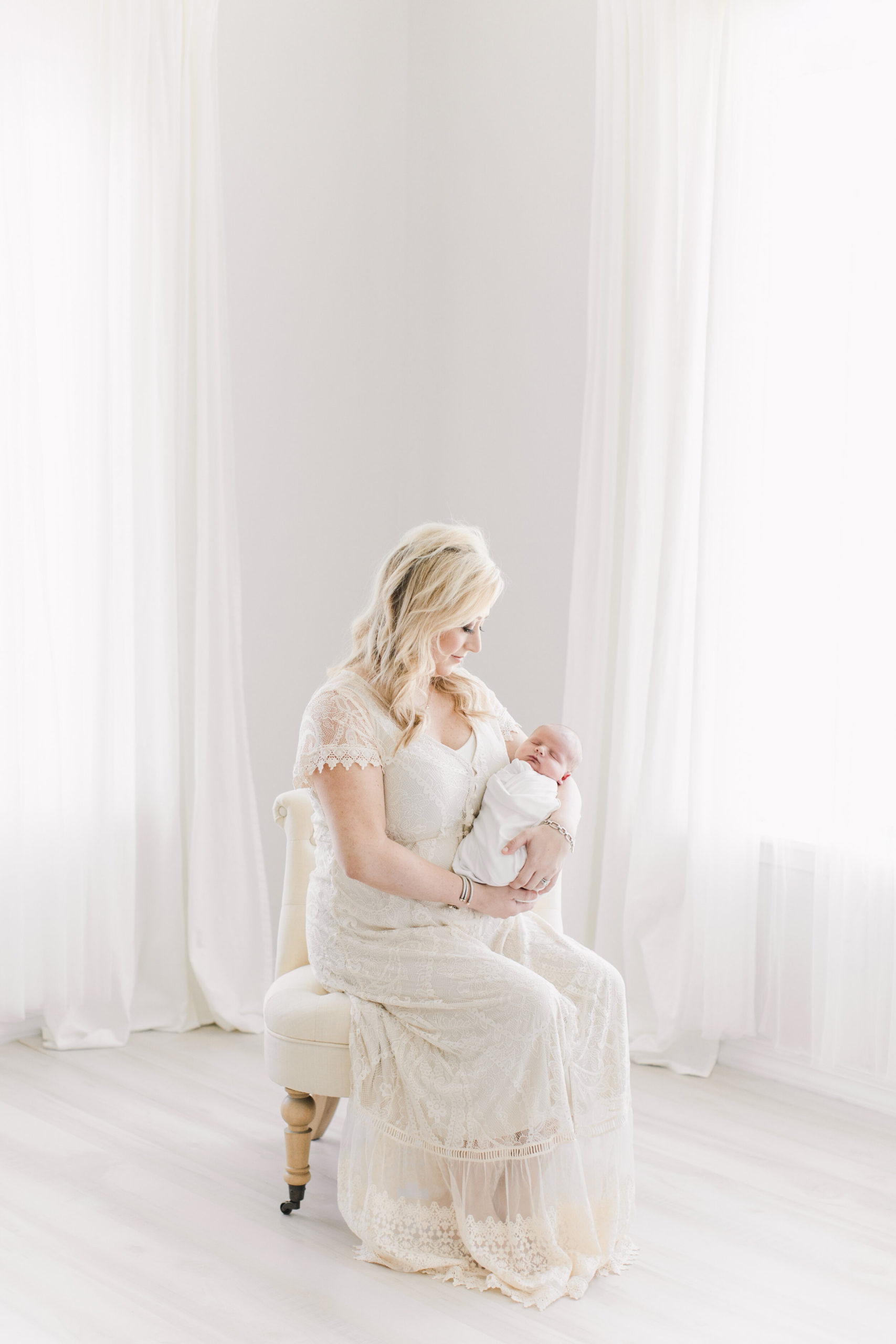 mom and baby in northwest arkansas photography studio